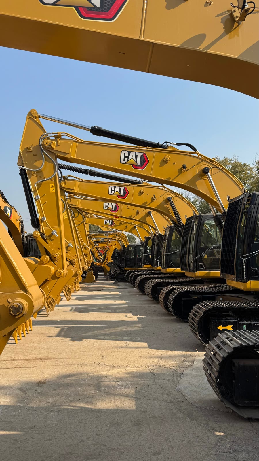 Excavadoras CAT en patio de proveedor