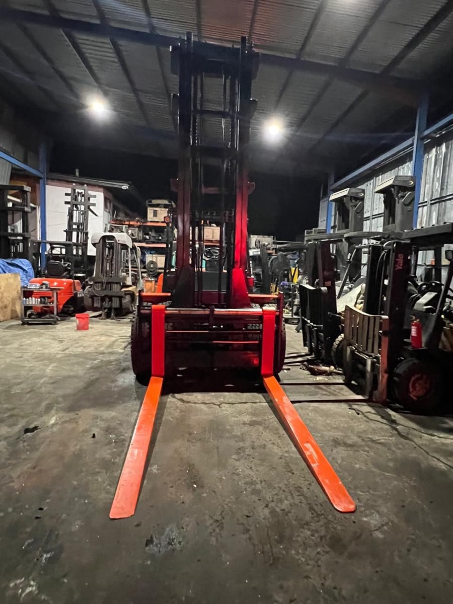 Montacargas diésel de gran capacidad en bodega JPL