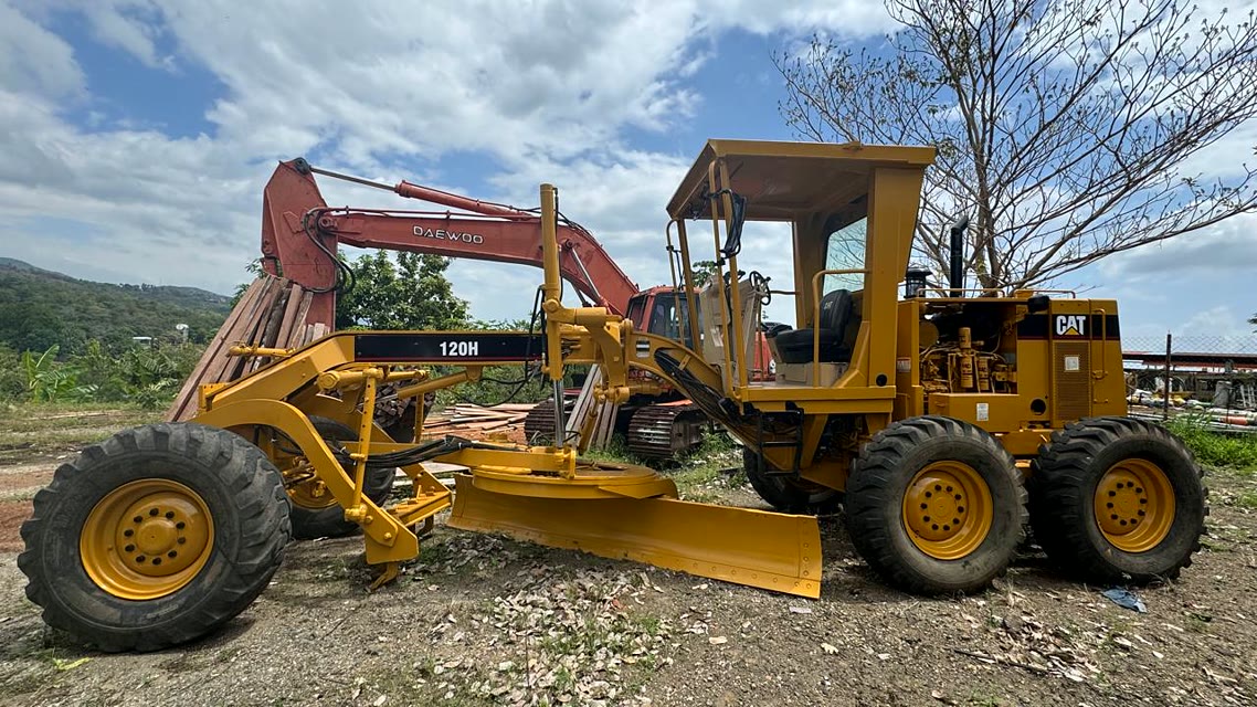 Motoniveladora CAT 120H vendida, perfil completo