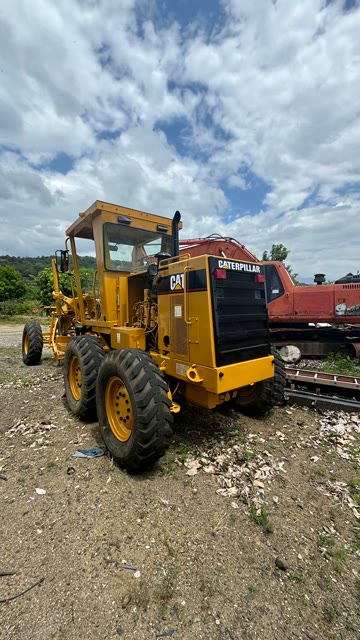 CAT 120H, vista trasera con logos Caterpillar