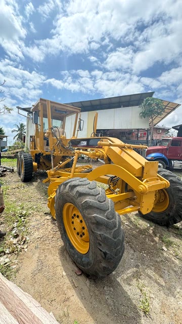 CAT 120H, vista frontal con la hoja niveladora