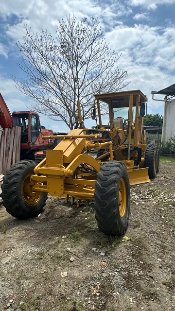 CAT 120H, vista trasera tres cuartos
