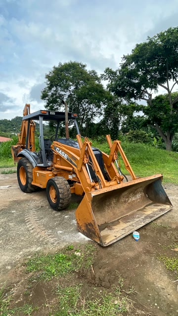 CASE 580M, vista frontal derecha con cargador
