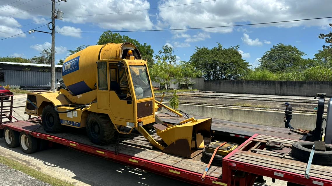Carmix 3.5 TT asegurada sobre la cama baja, vista lateral
