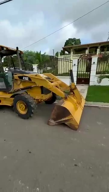 CAT 416E, vista frontal con cucharón