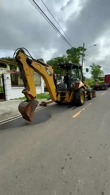 CAT 416E con el brazo retro extendido