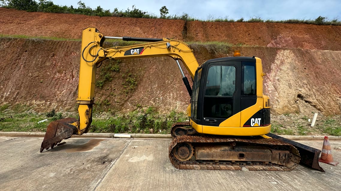 Excavadora CAT de orugas vendida, perfil completo con hoja