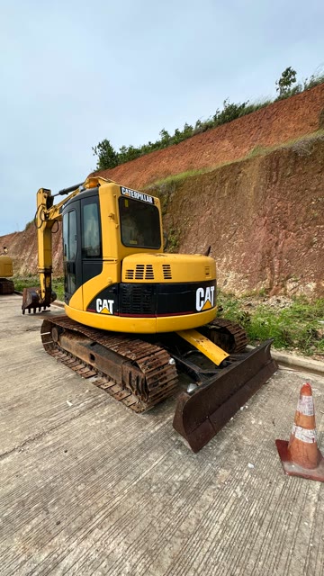 Excavadora CAT, vista trasera con logos Caterpillar