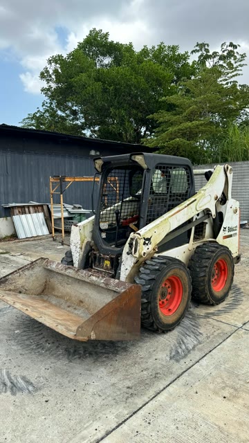 Mini cargador Bobcat S570 vendido, vista frontal izquierda