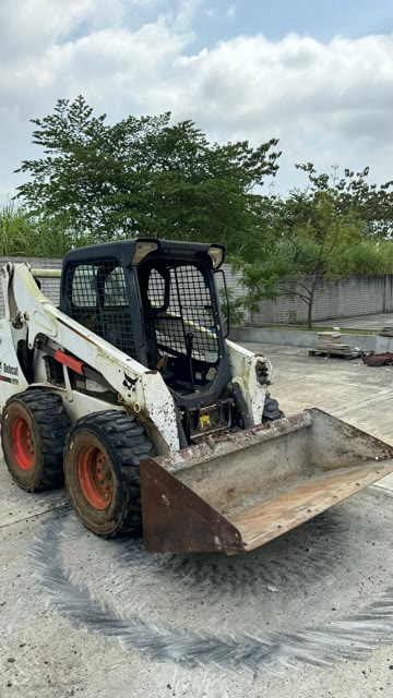 Bobcat S570, vista frontal derecha