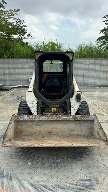 Bobcat S570, cucharón de frente