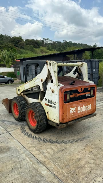 Bobcat S570, vista trasera con logo Bobcat