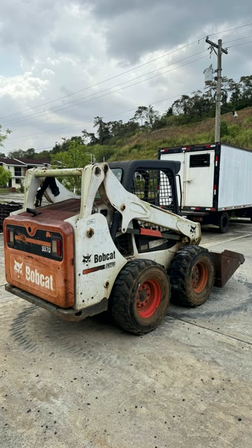 Bobcat S570, vista trasera derecha